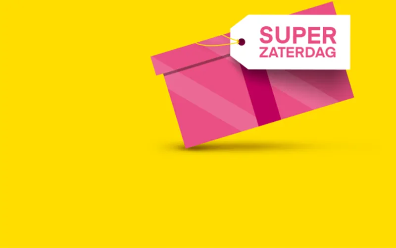 Rosa doos met een label waarop 'SUPER ZATERDAG' staat, tegen een gele achtergrond.