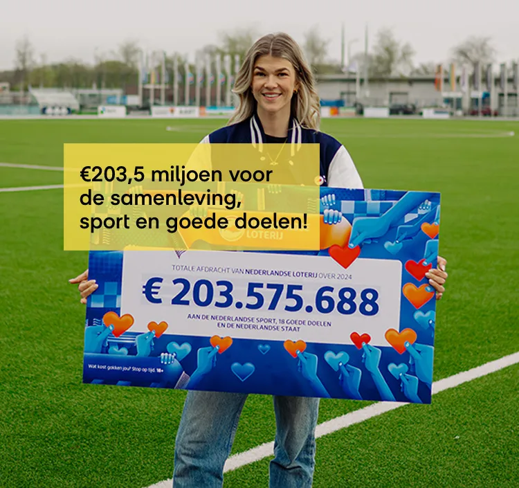 Persoon met een groot bord waarop staat 203575688 euro voor de samenleving, sport en goede doelen