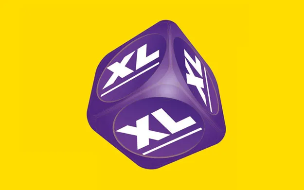 Paarse dobbelsteen met XL-logo's op een gele achtergrond.