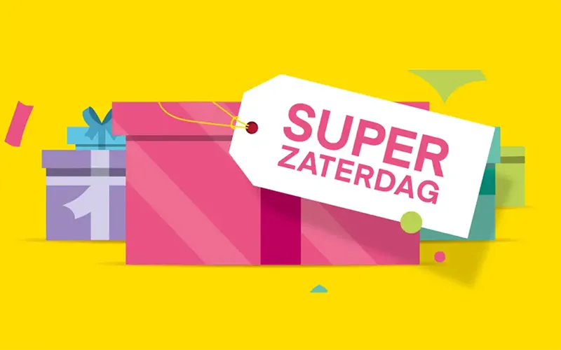Verpakkingen met label voor Super Zaterdag op een gele achtergrond