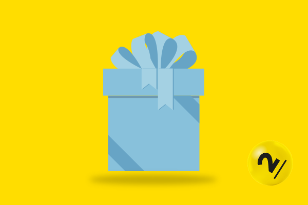 Blauwe cadeauverpakking met strik op een gele achtergrond.