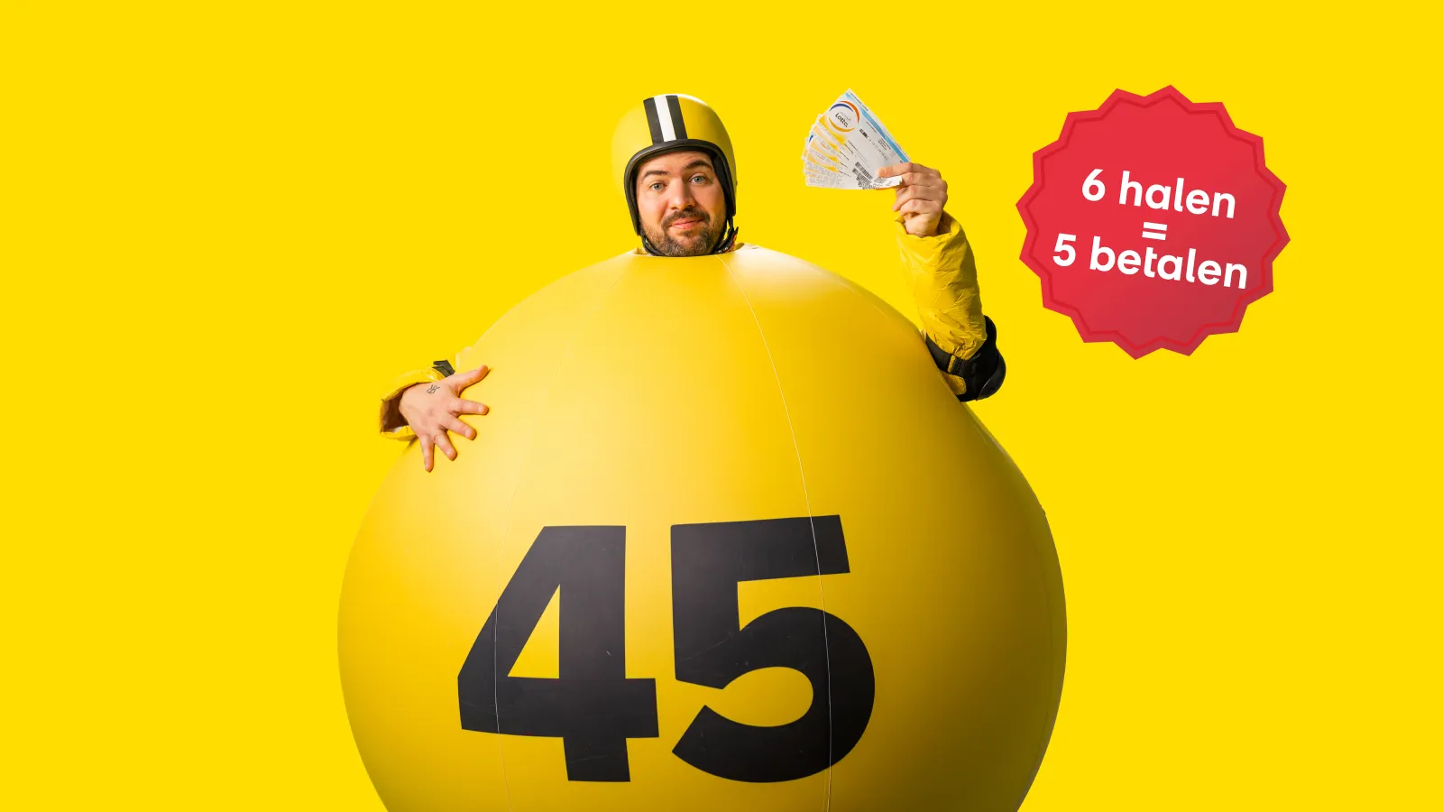 Persoon in gele Jackpotbal met het nummer 45 en geld in de hand, tekst '6 halen = 5 betalen'.