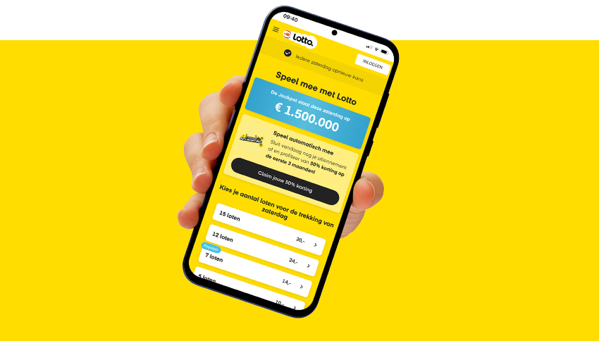 Hand houdt smartphone met Lotto-app, tonen van Jackpot van 1.500.000 euro.